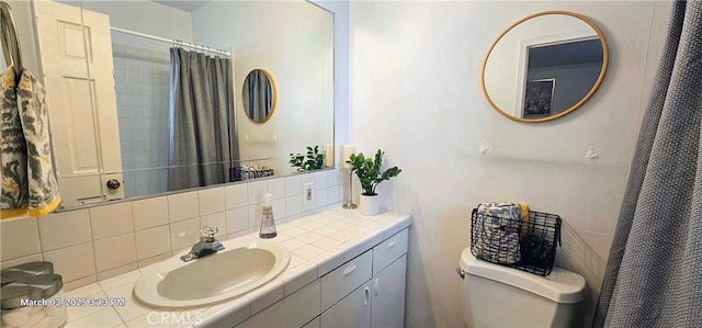 bathroom featuring a shower with shower curtain, vanity, toilet, and decorative backsplash