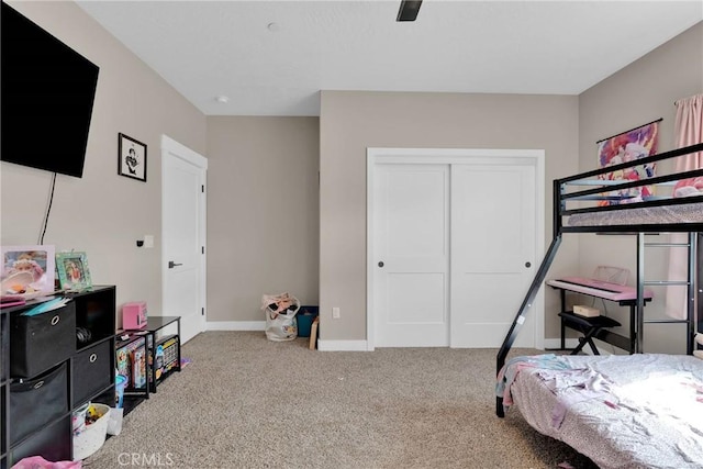 bedroom featuring carpet floors, a ceiling fan, baseboards, and a closet