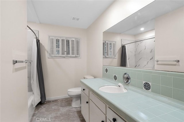 full bath with visible vents, toilet, vanity, and decorative backsplash