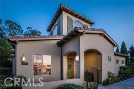 view of front facade featuring stucco siding