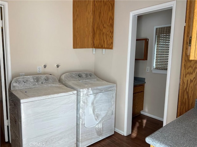 washroom featuring dark wood-style floors, independent washer and dryer, and baseboards