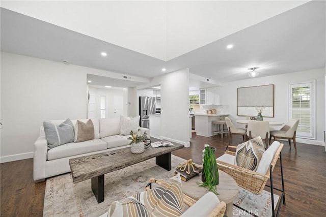 living room featuring dark wood-style floors, recessed lighting, visible vents, and baseboards