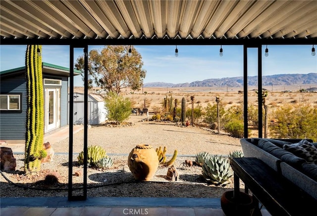 view of yard featuring a mountain view