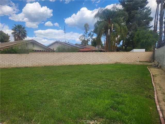 42397 Santiago Dr, Hemet, CA 92544 - view of yard featuring a fenced backyard