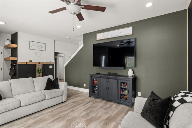 living room with light wood-type flooring, baseboards, a ceiling fan, and recessed lighting