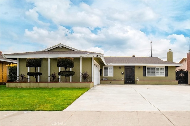 view of front of property featuring stucco siding, an attached garage, concrete driveway, and a front yard