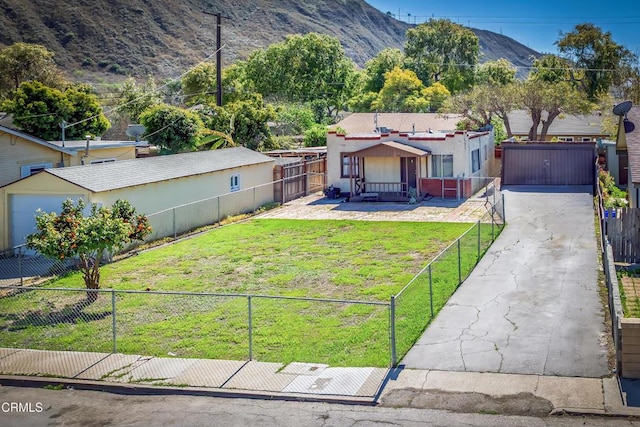 view of front of home featuring a front yard, a gate, a fenced backyard, and a mountain view