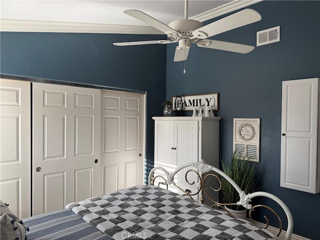 bedroom featuring ornamental molding, visible vents, ceiling fan, and a closet
