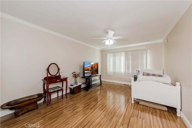 living area featuring light wood-style floors, baseboards, a ceiling fan, and crown molding