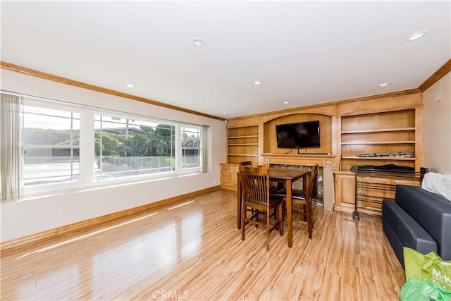 dining space with light wood-type flooring, baseboards, ornamental molding, and recessed lighting