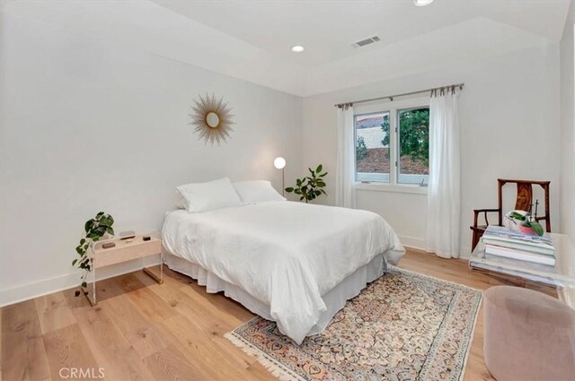 bedroom featuring recessed lighting, visible vents, light wood-style flooring, and baseboards