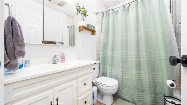 full bath featuring toilet, vanity, and a shower with shower curtain