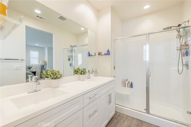 bathroom featuring a sink, visible vents, and ensuite bath