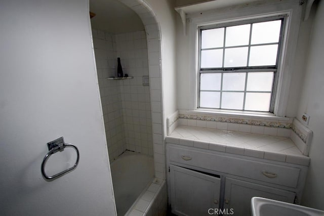 full bathroom featuring tiled shower / bath combo