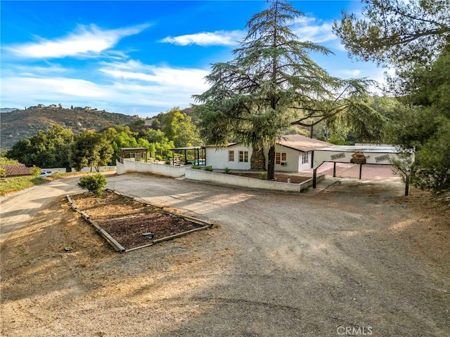 view of front of property featuring driveway