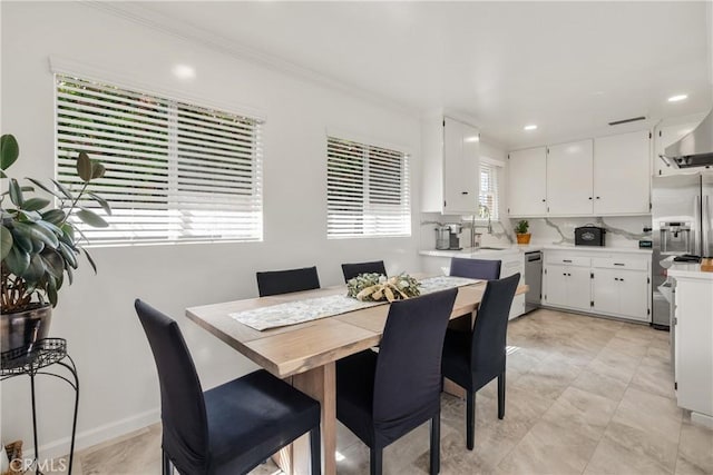 dining area featuring recessed lighting, baseboards, and ornamental molding