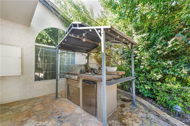 view of patio featuring an outdoor kitchen and grilling area