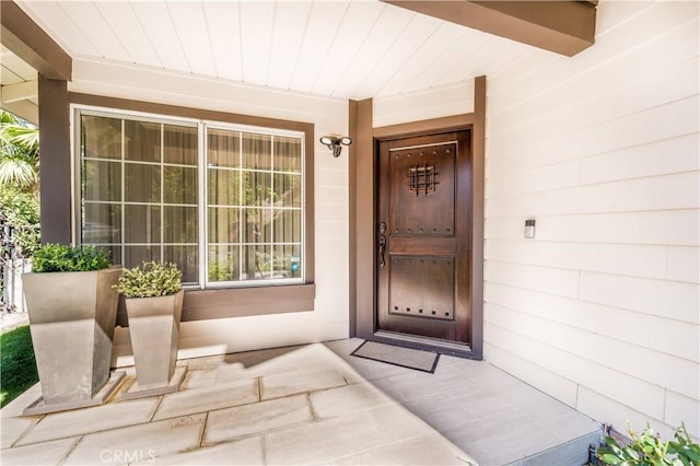 doorway to property with covered porch