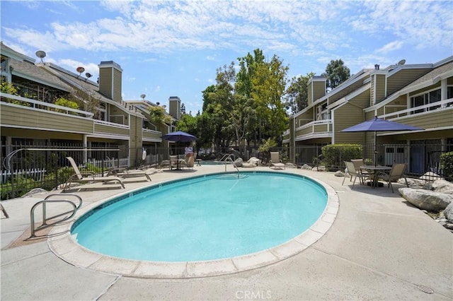 3690 S Bear St Unit 5, Santa Ana, CA 92704 - community pool featuring fence and a patio area