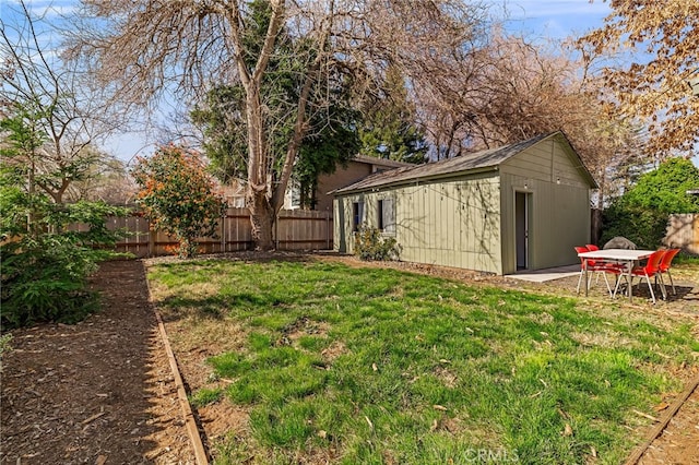 view of yard with an outdoor structure and a fenced backyard