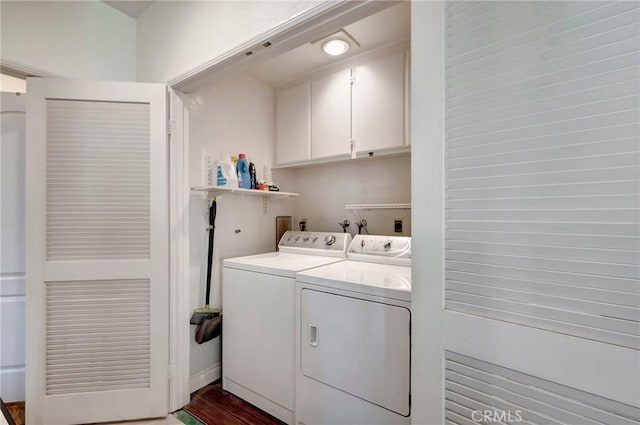 clothes washing area featuring dark wood-type flooring, cabinet space, and independent washer and dryer