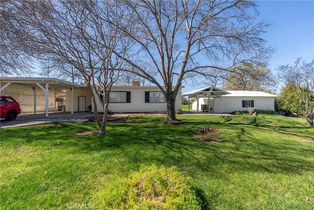 view of yard featuring driveway and a carport