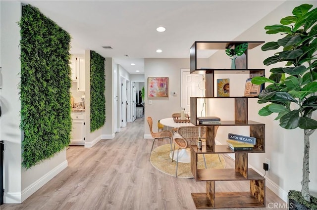 living area featuring light wood-type flooring, visible vents, baseboards, and recessed lighting