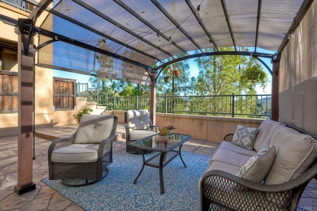 sunroom featuring vaulted ceiling