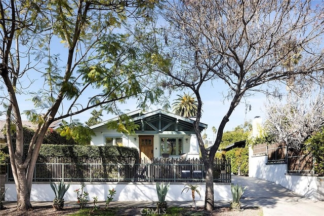 view of front facade with driveway and a fenced front yard