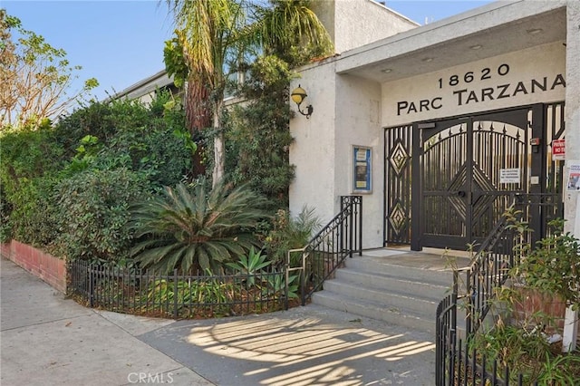 entrance to property with stucco siding