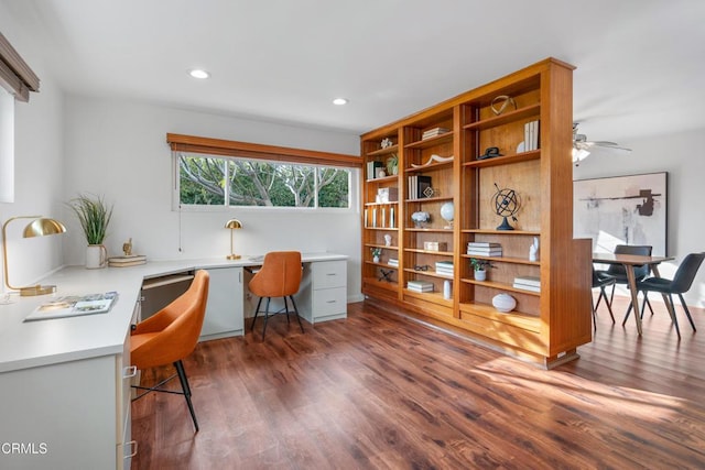 office area featuring recessed lighting, dark wood-style floors, a ceiling fan, and built in study area