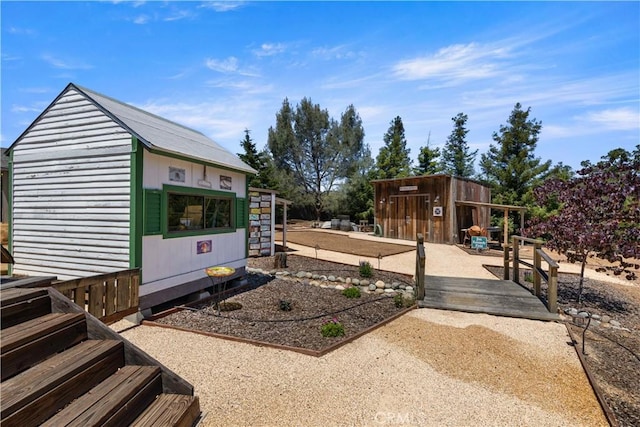 view of yard with an outbuilding