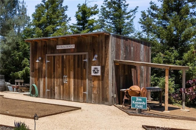 view of outdoor structure featuring an outbuilding