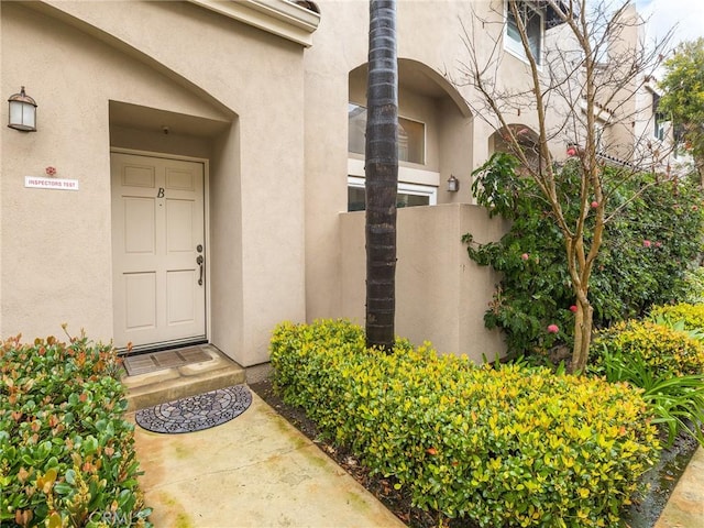 property entrance featuring stucco siding