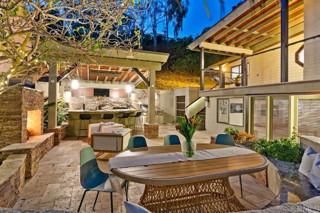 view of patio / terrace with outdoor dining space and an outdoor kitchen