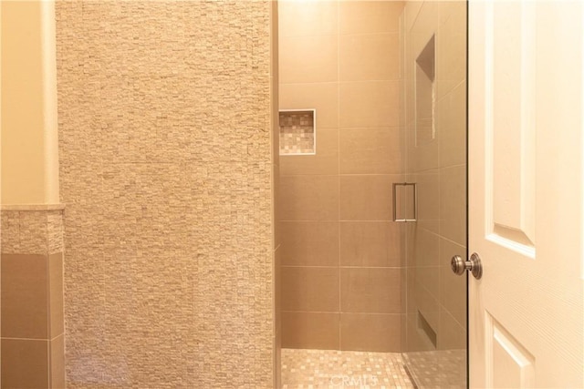 bathroom featuring a tile shower
