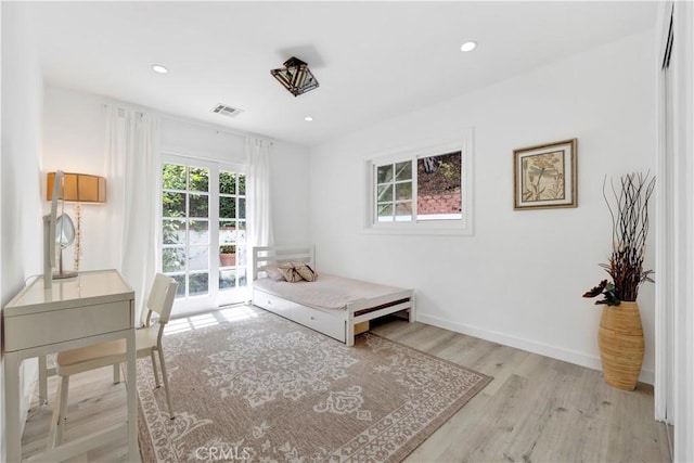 bedroom with light wood-style flooring, visible vents, baseboards, and recessed lighting