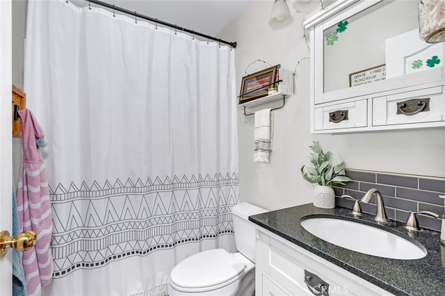 full bathroom featuring curtained shower, backsplash, vanity, and toilet