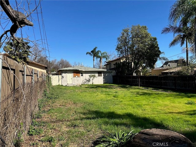 view of yard featuring a fenced backyard