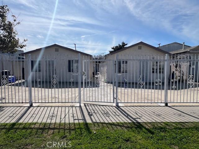 view of front facade with a fenced front yard