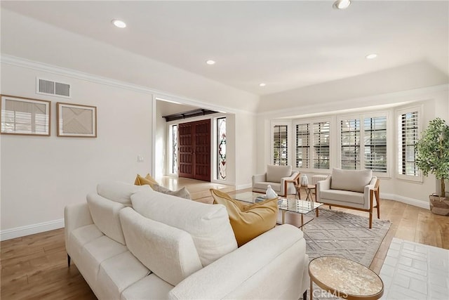 living room featuring baseboards, light wood finished floors, visible vents, and recessed lighting