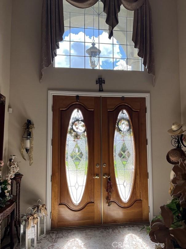 foyer entrance featuring a towering ceiling