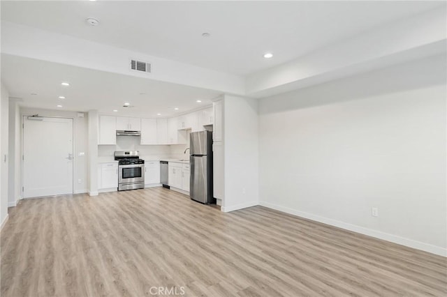 unfurnished living room featuring light wood-style floors, recessed lighting, visible vents, and baseboards