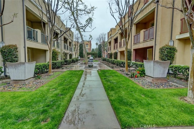 view of property's community featuring a lawn and a residential view