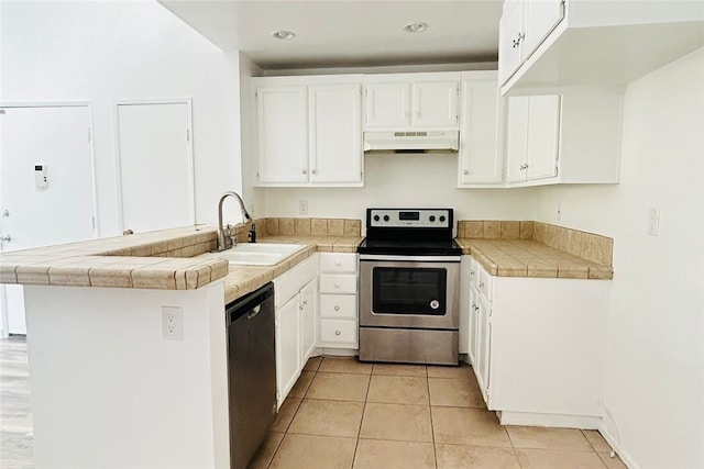 kitchen featuring light tile patterned floors, under cabinet range hood, stainless steel appliances, a peninsula, and a sink