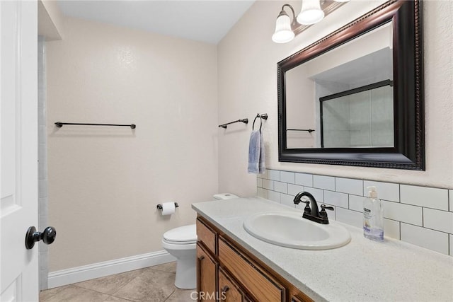 full bath featuring baseboards, toilet, an enclosed shower, vanity, and backsplash