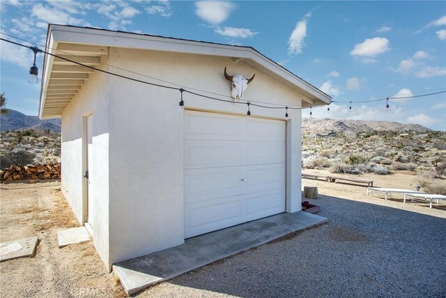 7716 Sunset Rd, Joshua Tree, CA 92252 - garage featuring a mountain view