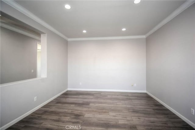 empty room with dark wood-style floors, recessed lighting, crown molding, and baseboards