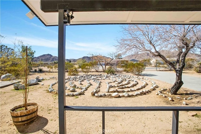 view of yard featuring a mountain view