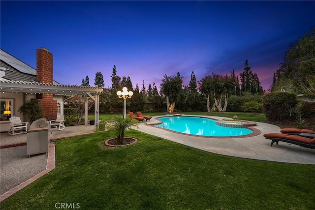 pool at dusk featuring a patio area, a pool with connected hot tub, a pergola, and a yard